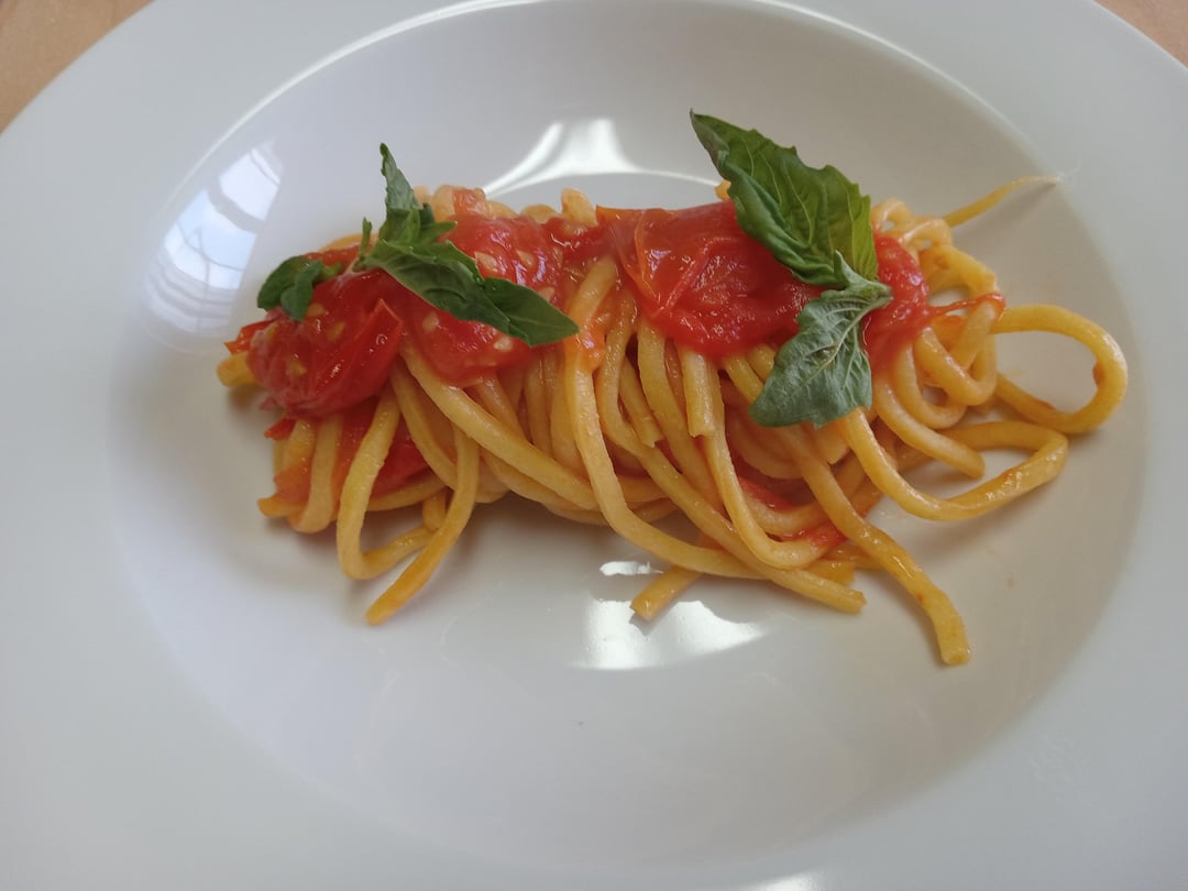 Spaghetti alla chitarra with tomato sauce Dining and Cooking