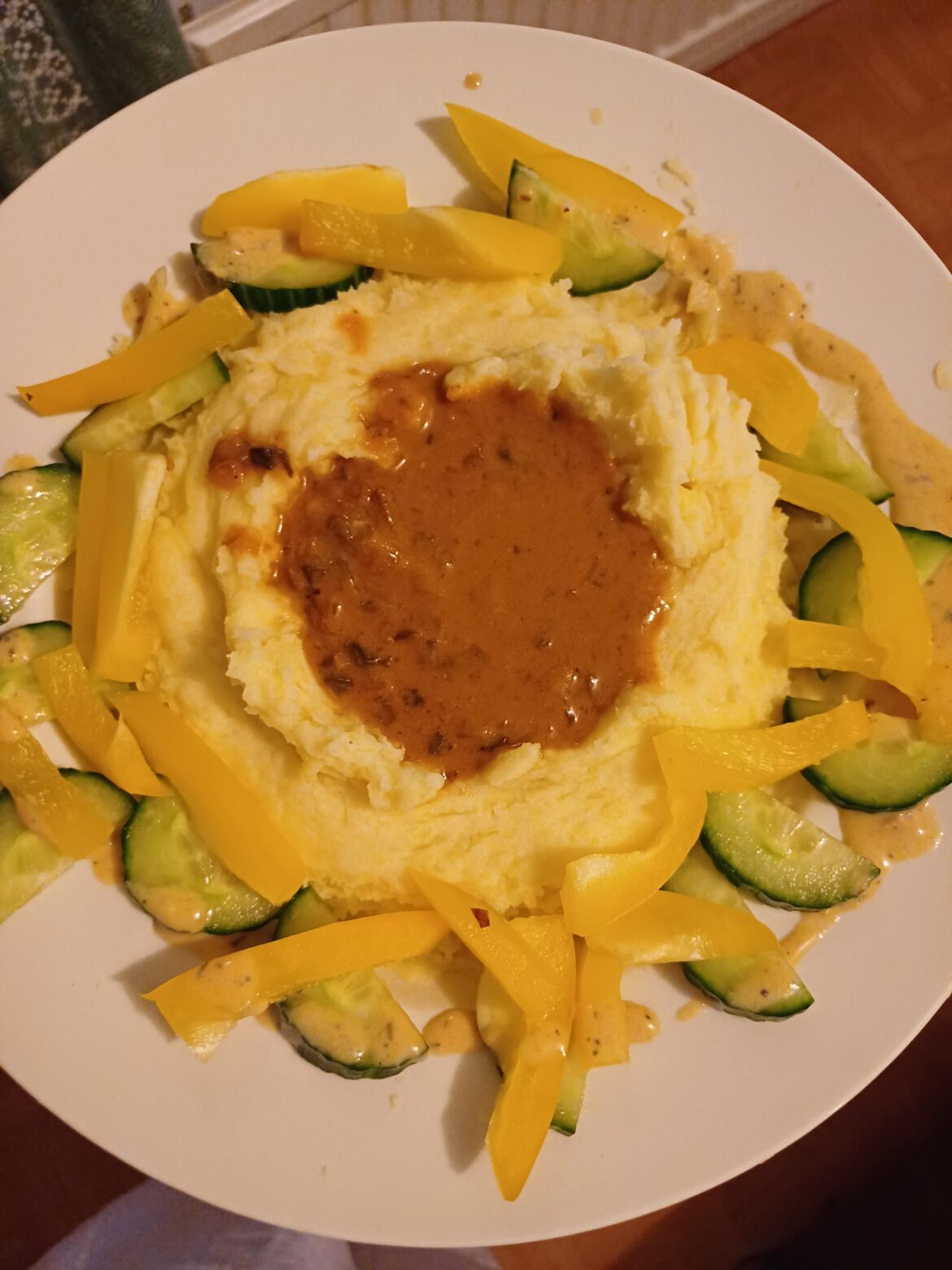 Potato mash, mushroom gravy and vegs