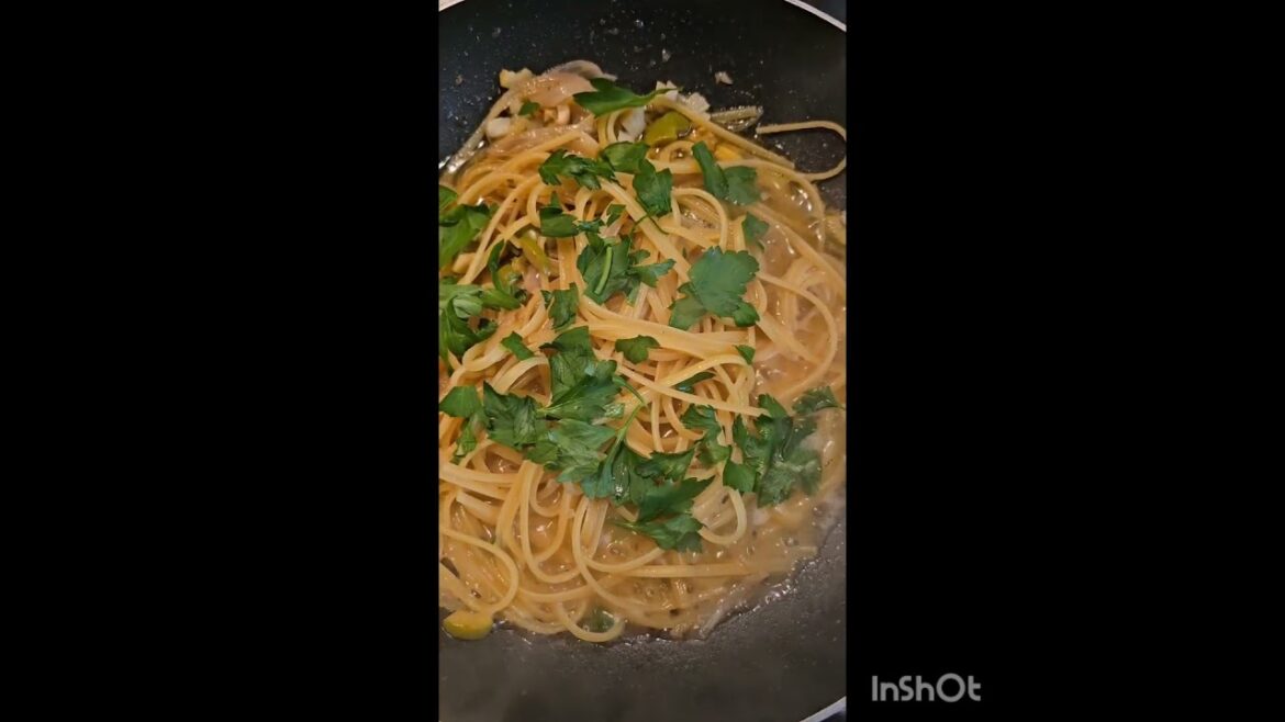 Aglio e Olio - Spaghetti with garlic and olive oil Today, used Linguine pasta