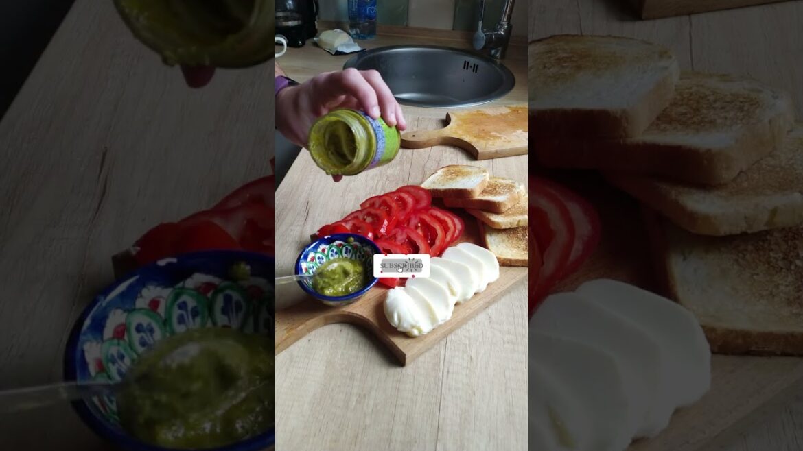 sandwich a la caprese in 22 seconds #sandwich #tomato #chesee