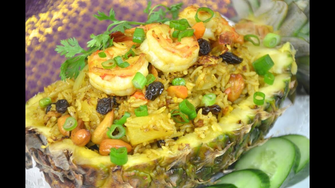 How to Make Thai Pineapple Fried Rice  ข้าวผัดสับปะรด (菠蘿炒飯)