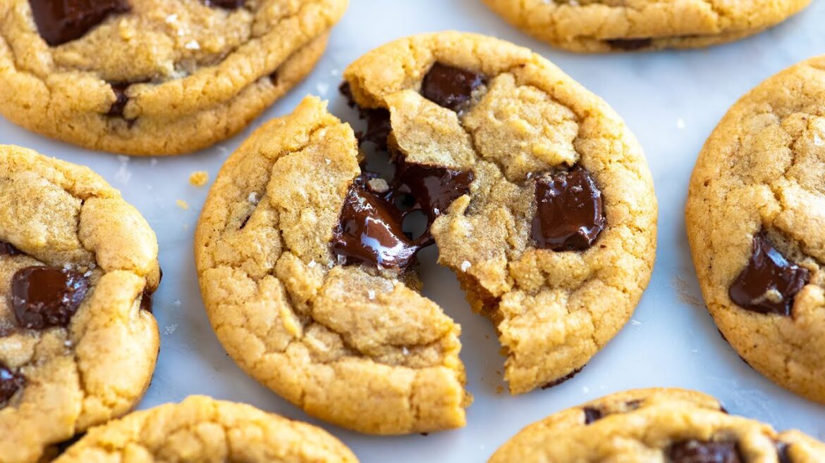 Extra EASY Chocolate Chip Cookies – No mixer, no chill, under 30 minutes! Extra EASY Chocolate Chip Cookies - No mixer, no chill, under 30 minutes!