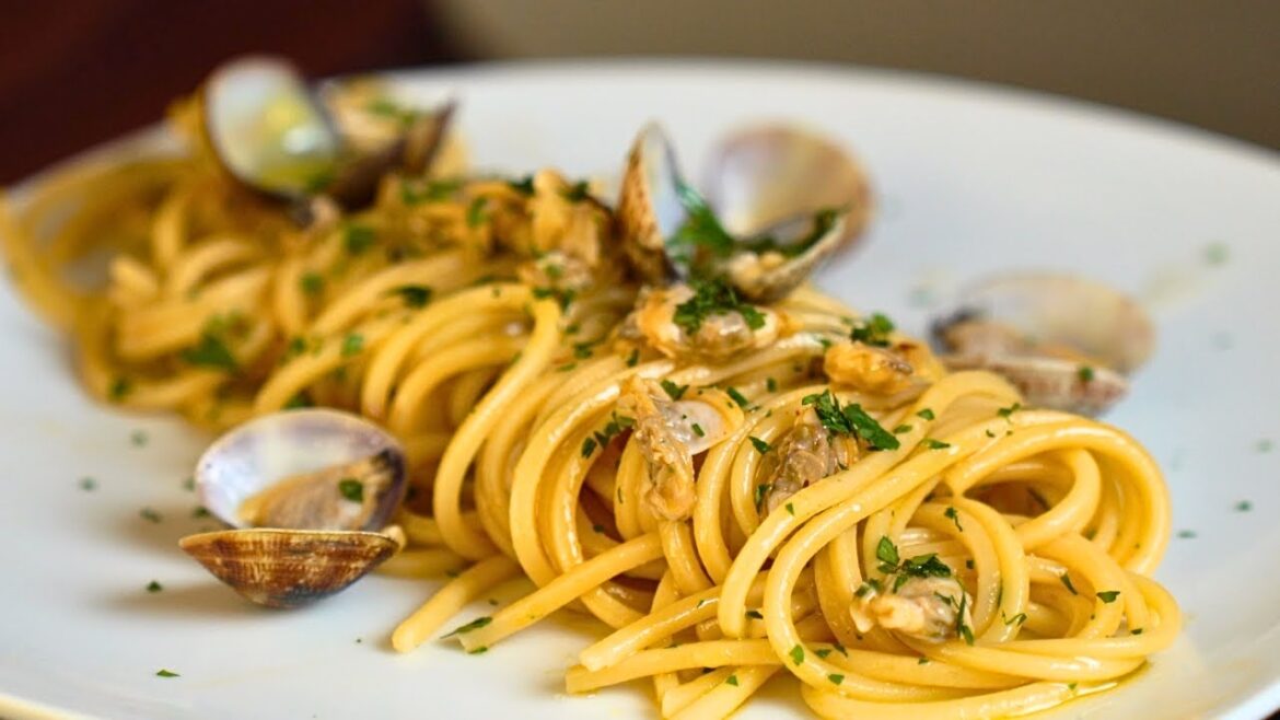 Simple Pasta Recipe: Spaghetti with Garlic and Shells Simple Pasta Recipe: Spaghetti with Garlic and Shells