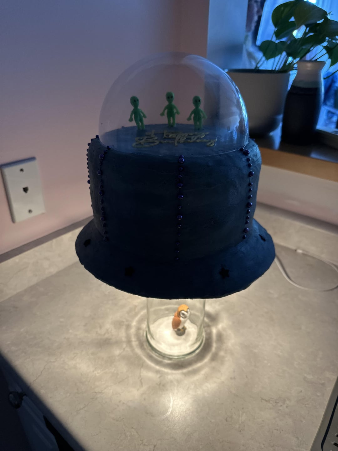 Spaceship birthday cake equipped with light beam! - Dining and Cooking
