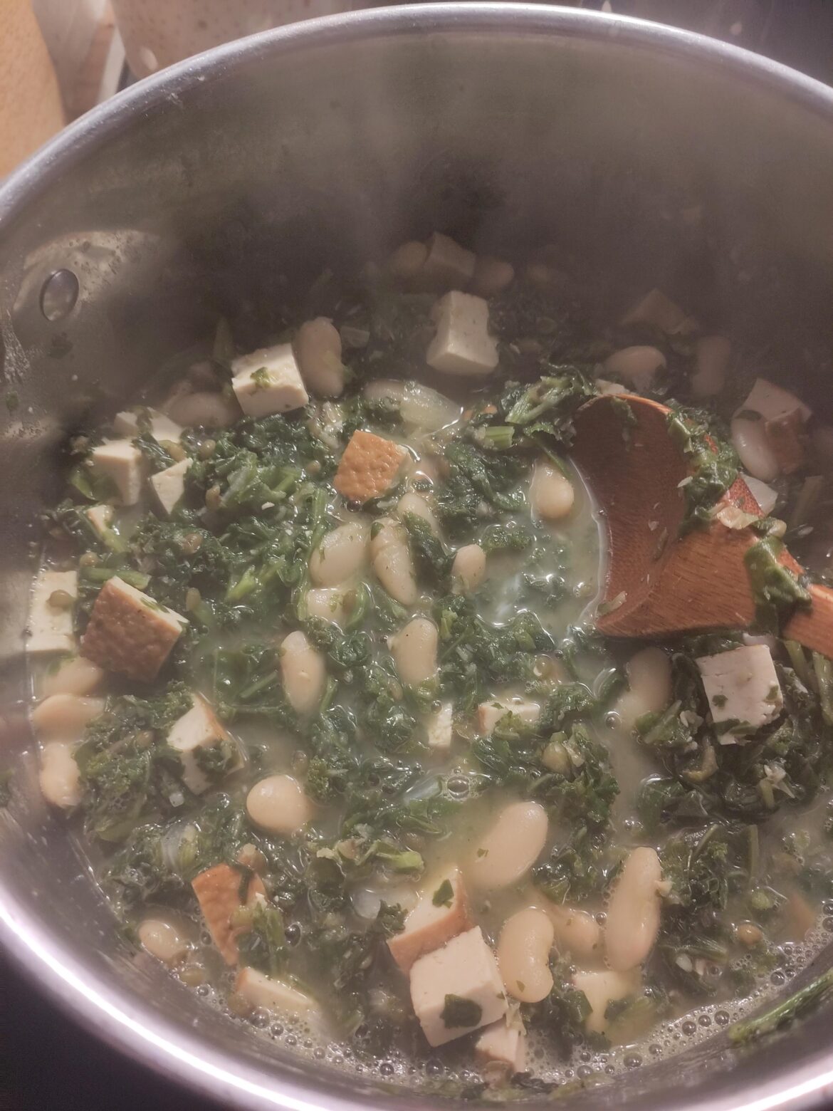 I know it looks a bit rough, but it’s delicious: bean and tofu stew with spinach, 475 calories, 44g of protein I know it looks a bit rough, but it's delicious: bean and tofu stew with spinach, 475 calories, 44g of protein