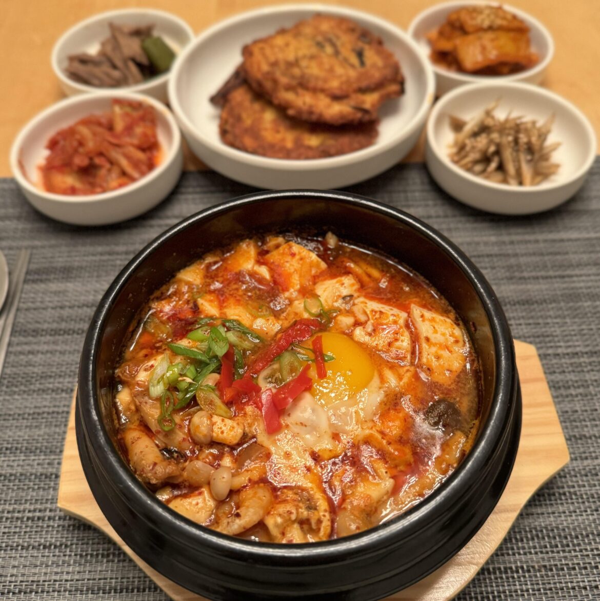 Haemul beoseot sundubu jjigae