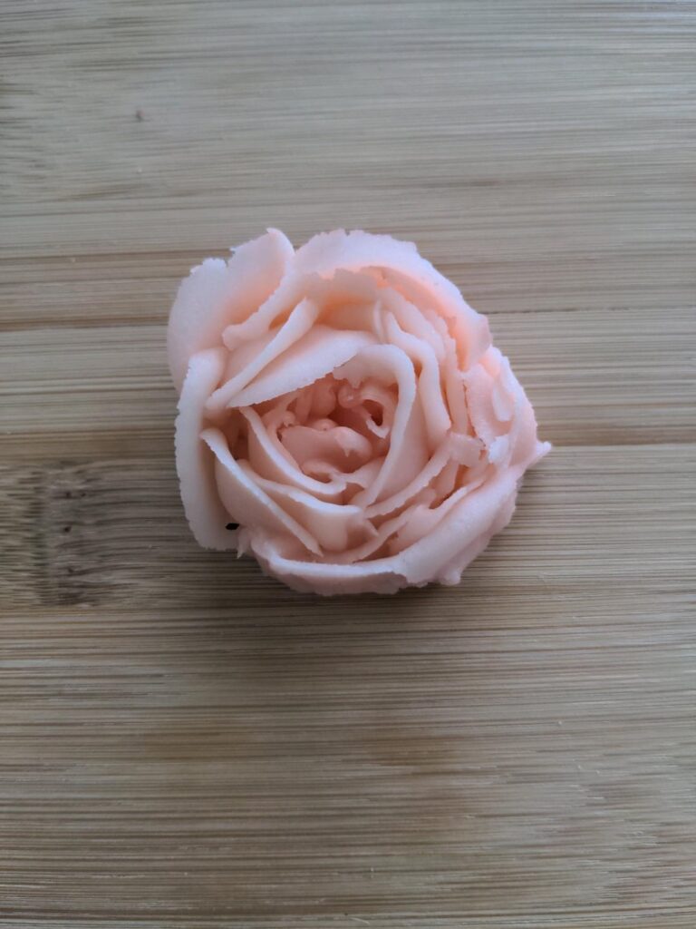 My first attempt at realistic buttercream flowers, the white ones were my very first.