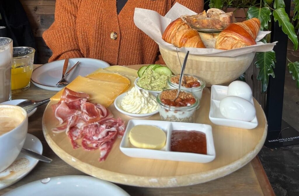 Luxury breakfast plate estimate for 1 person