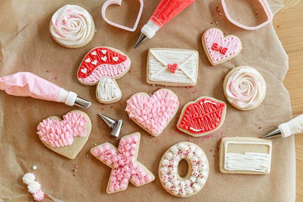 Getting ready to teach our first legit cookie class. Tried to design a class with a variety of beginner-friendly techniques, but limited color palette. I think they turned out super cute!