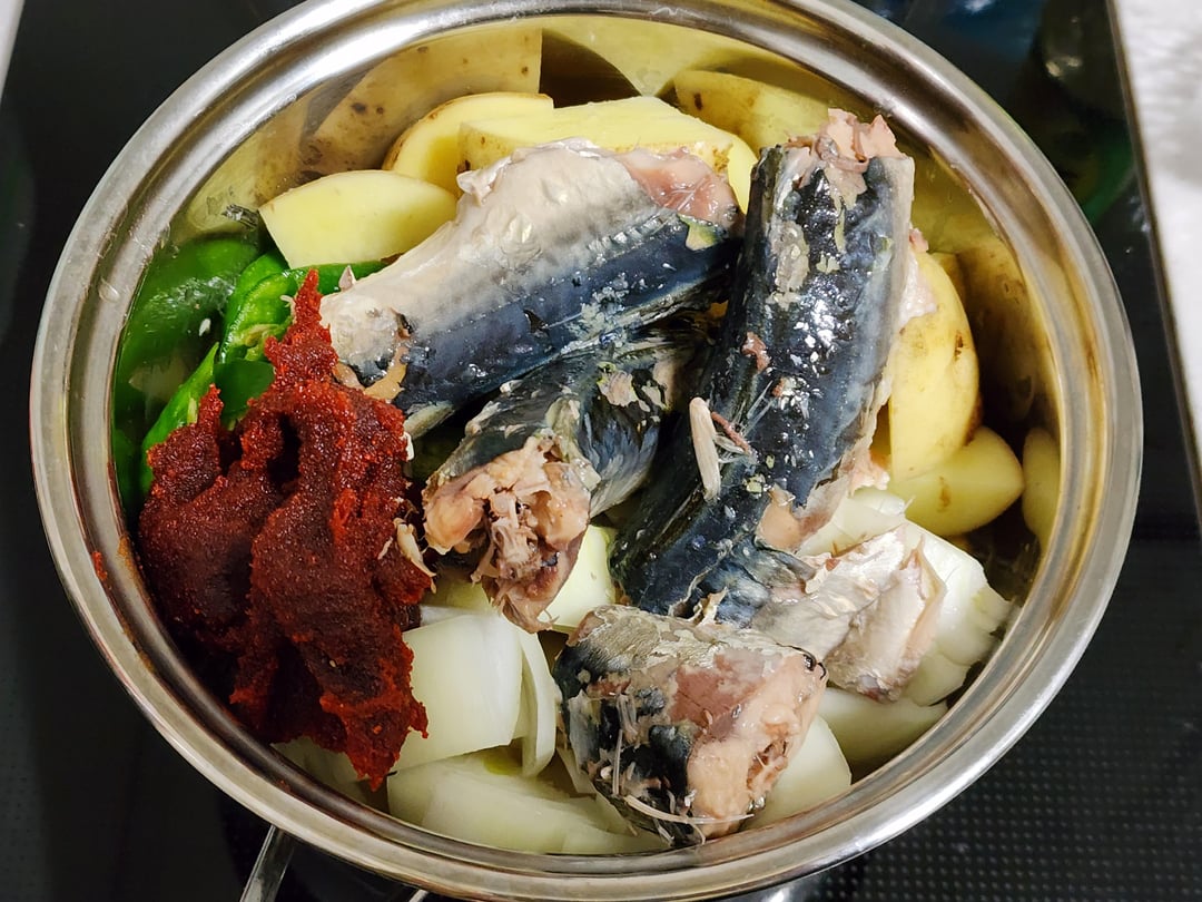 I made Korean canned mackerel stew!! Dining and Cooking