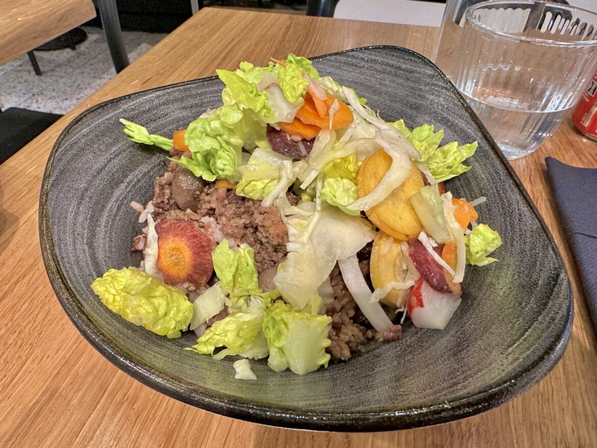 this was "bulgogi bibimbap" on the menu 😅😅