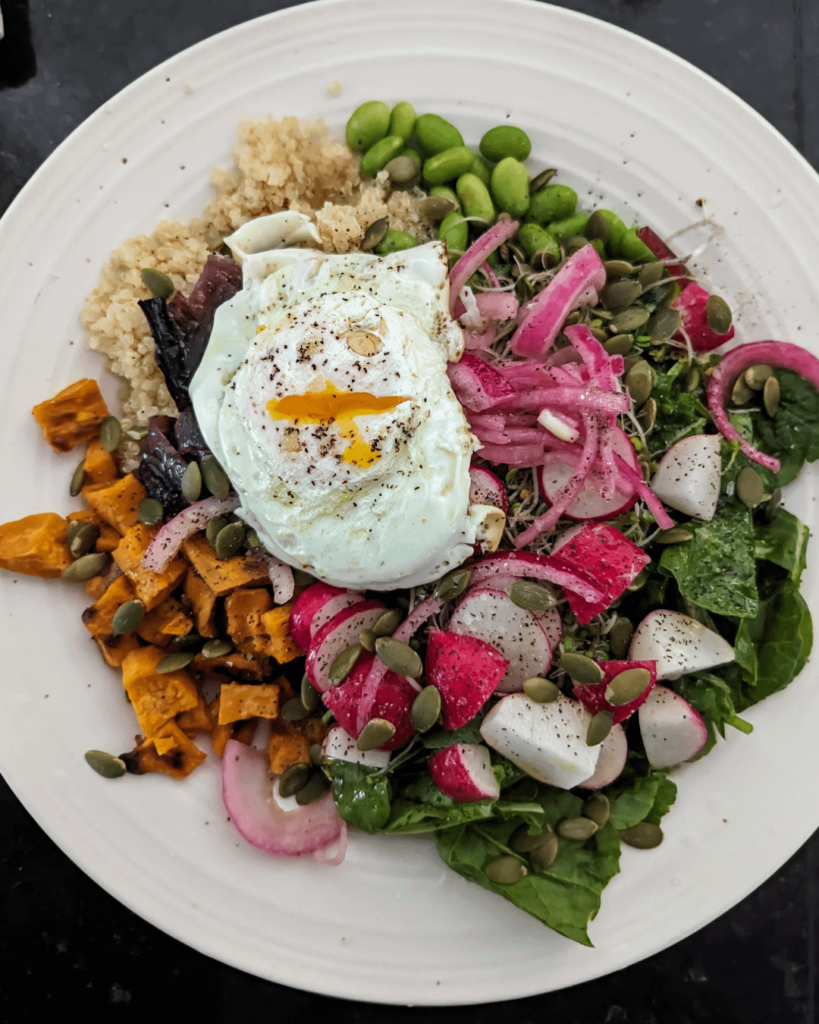 🌈 power salad with an egg