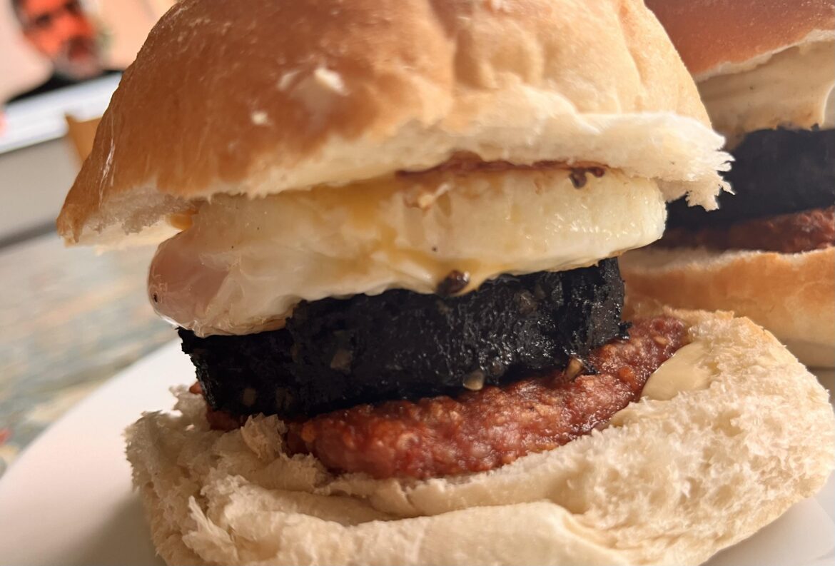 🏴󠁧󠁢󠁳󠁣󠁴󠁿 Scottish Special - Lorne sausage, black pudding with a fried egg in a morning roll 😊