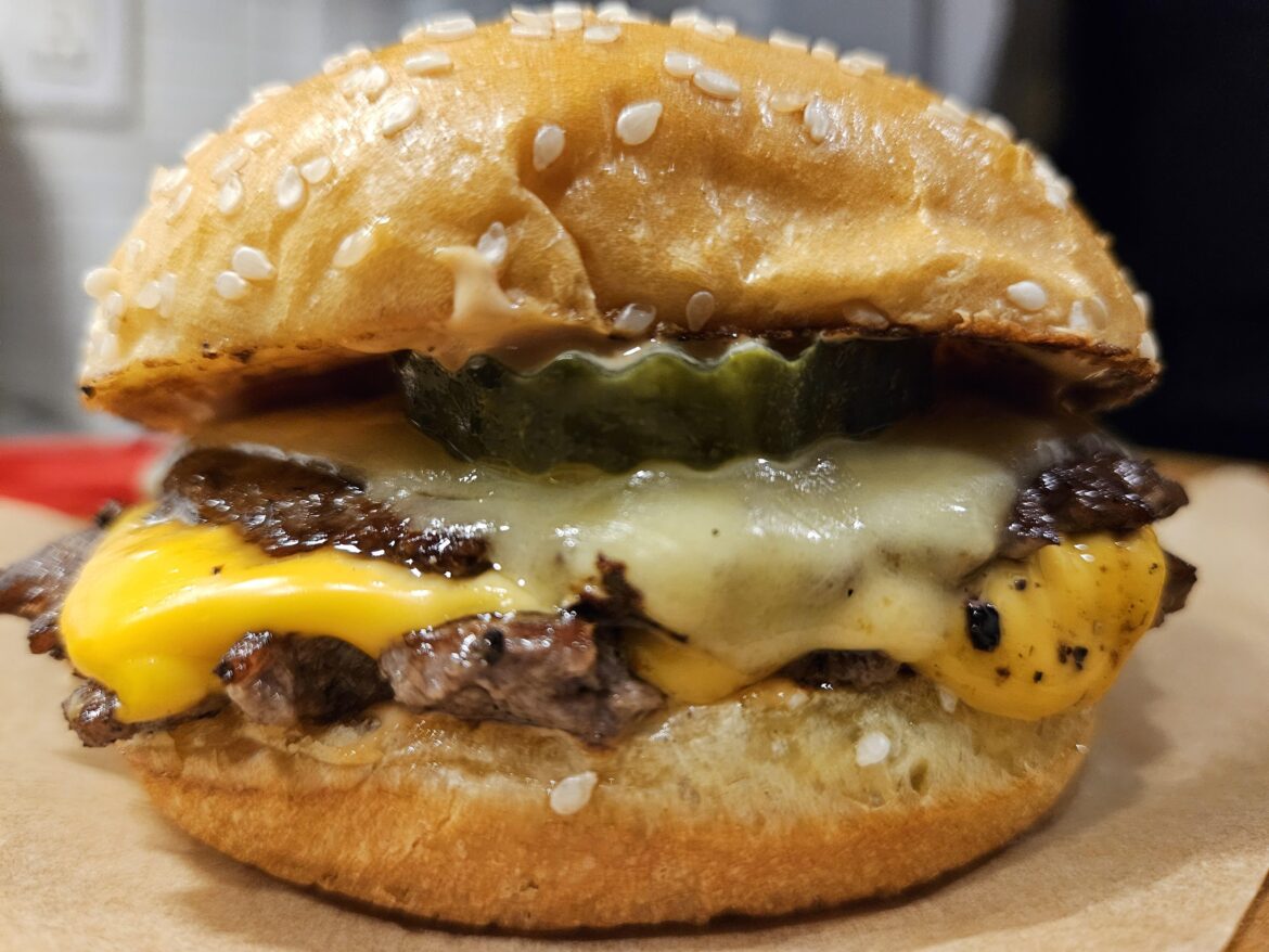 [Homemade] Double smash burger, 1 slice American, 1 slice gouda, fry sauce and pickles on a brioche bun