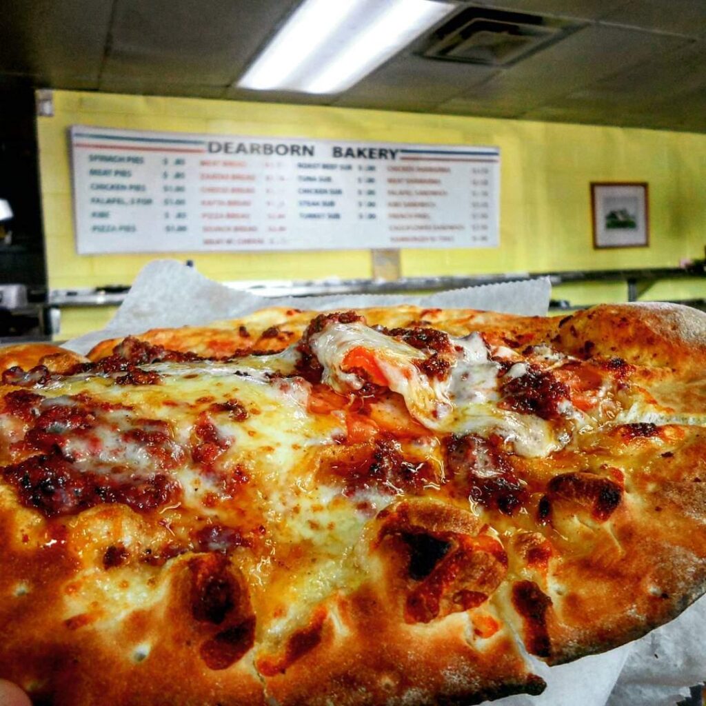 My favorite Lebanese Bakery over 50 years Southend Dearborn next to Roman Village 😋. Three brothers run the show, everything very cheap. Dearborn Bakery on Dix