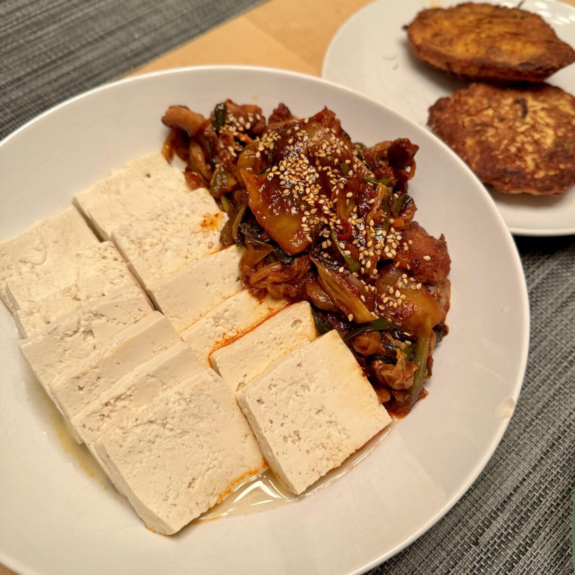 Dubu kimchi and bindaetteok