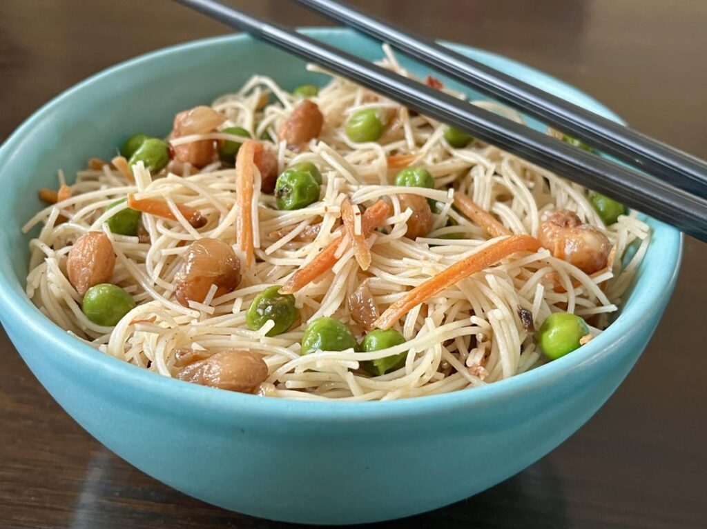 Rice Noodles with Spanish peanuts and veggies.