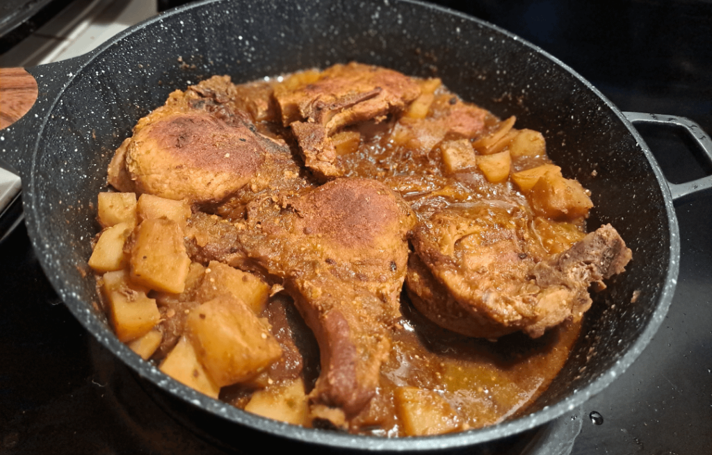 Chuletas con papas en salsa de chile rayado