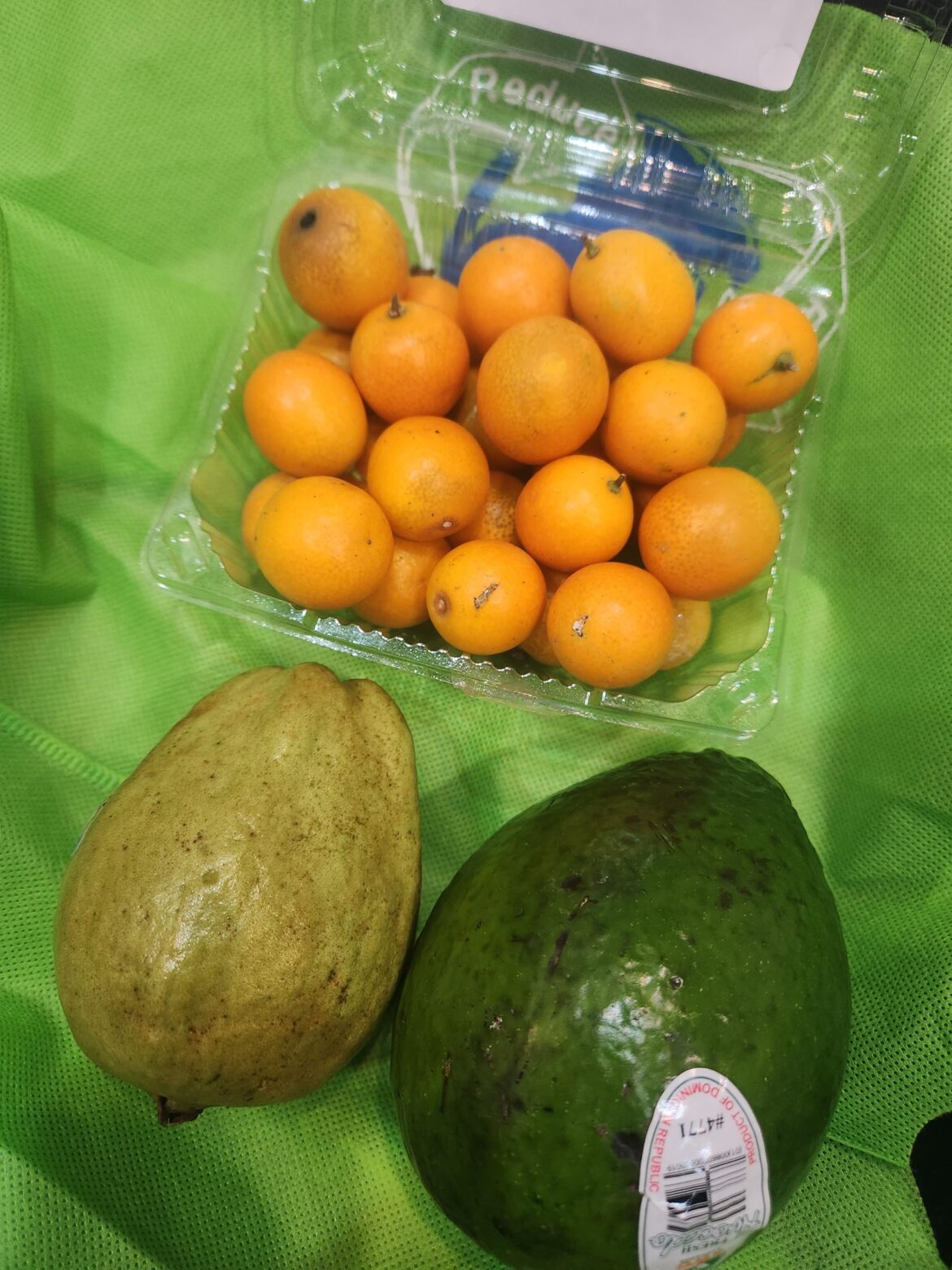I challenge myself to try every plant food I haven't had before at least once. Here's kumquat, large-white-flesh guava, and a jumbo green skin smooth avocado. When was the last time you challenged yourself to eat something alien? 👽