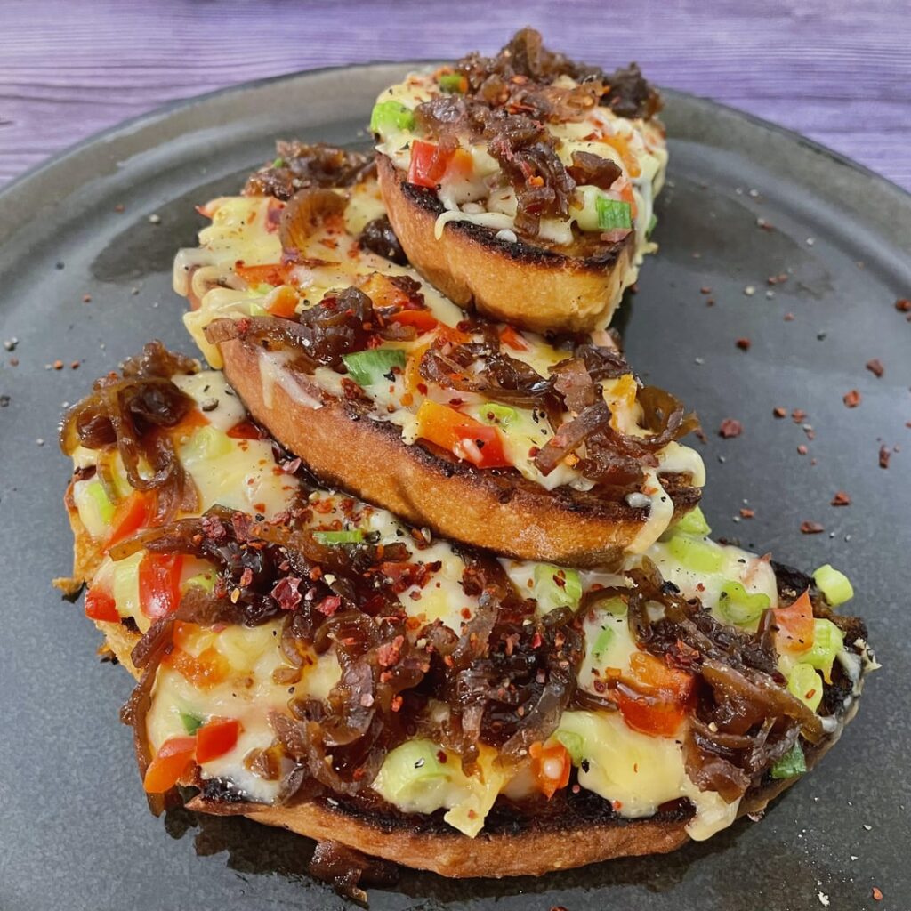 Three cheeses with bell peppers, spring onion and caramelized onion chutney on Texas toast 🤠
