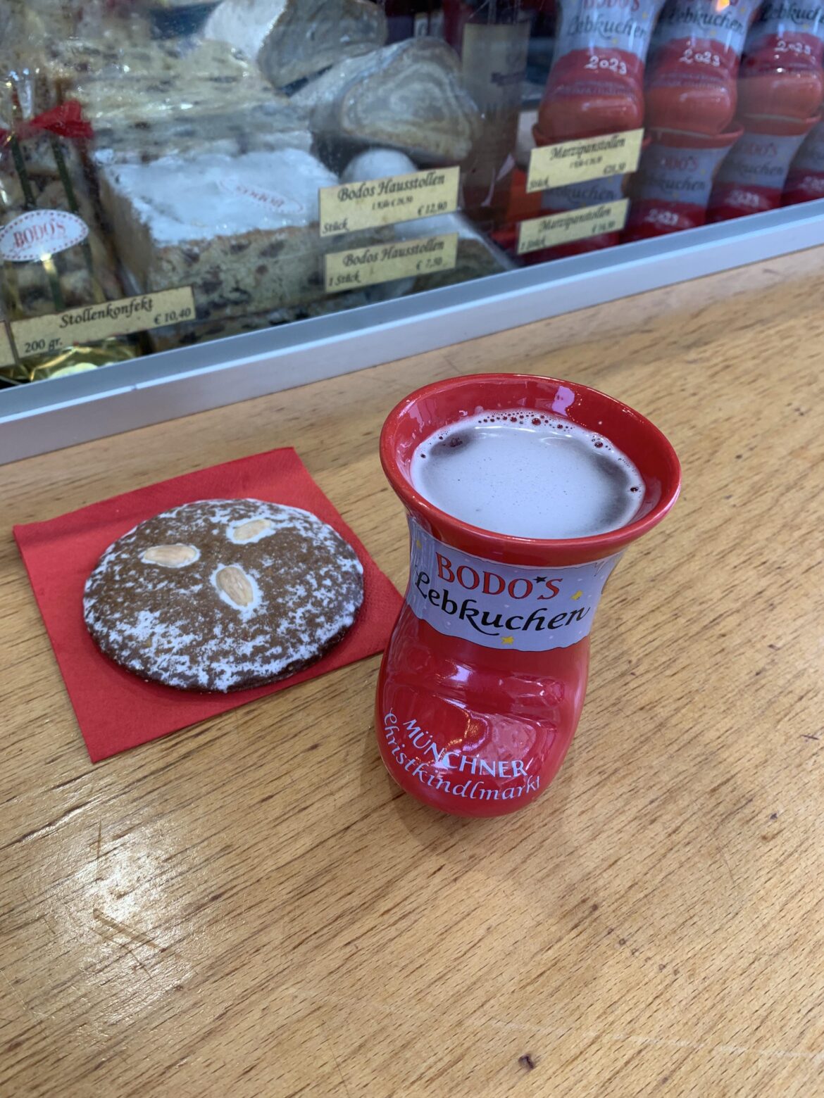 Lebkuchen and Glühwein at a Christmas market stall in Munich, Germany