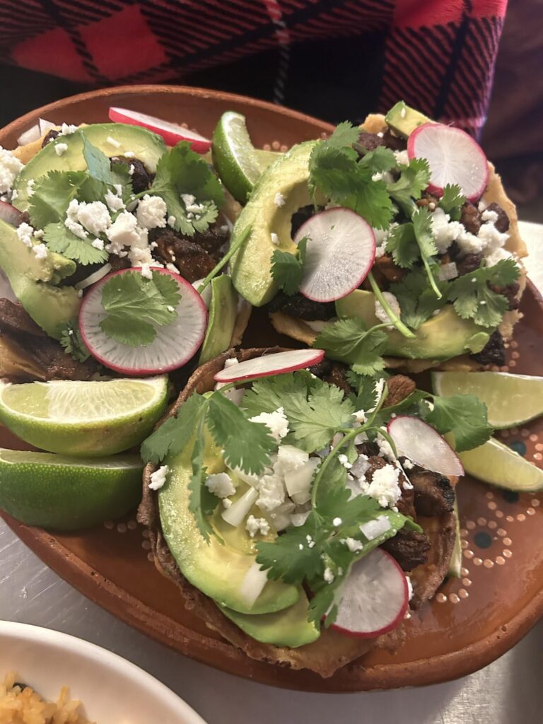 Sopes de asada con arroz y frijoles