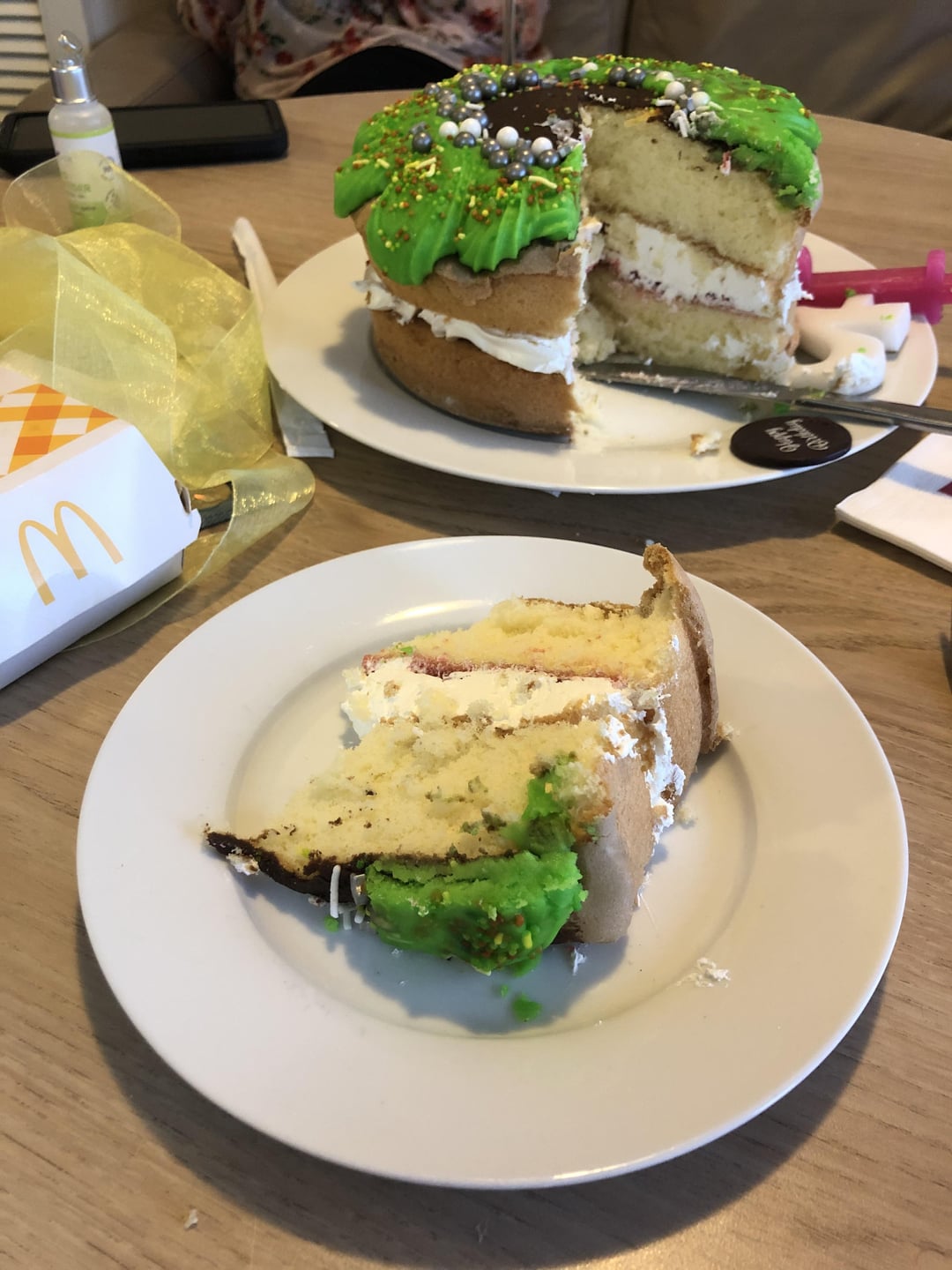 Sponge cake calories? With mock cream and jam in the center Dining