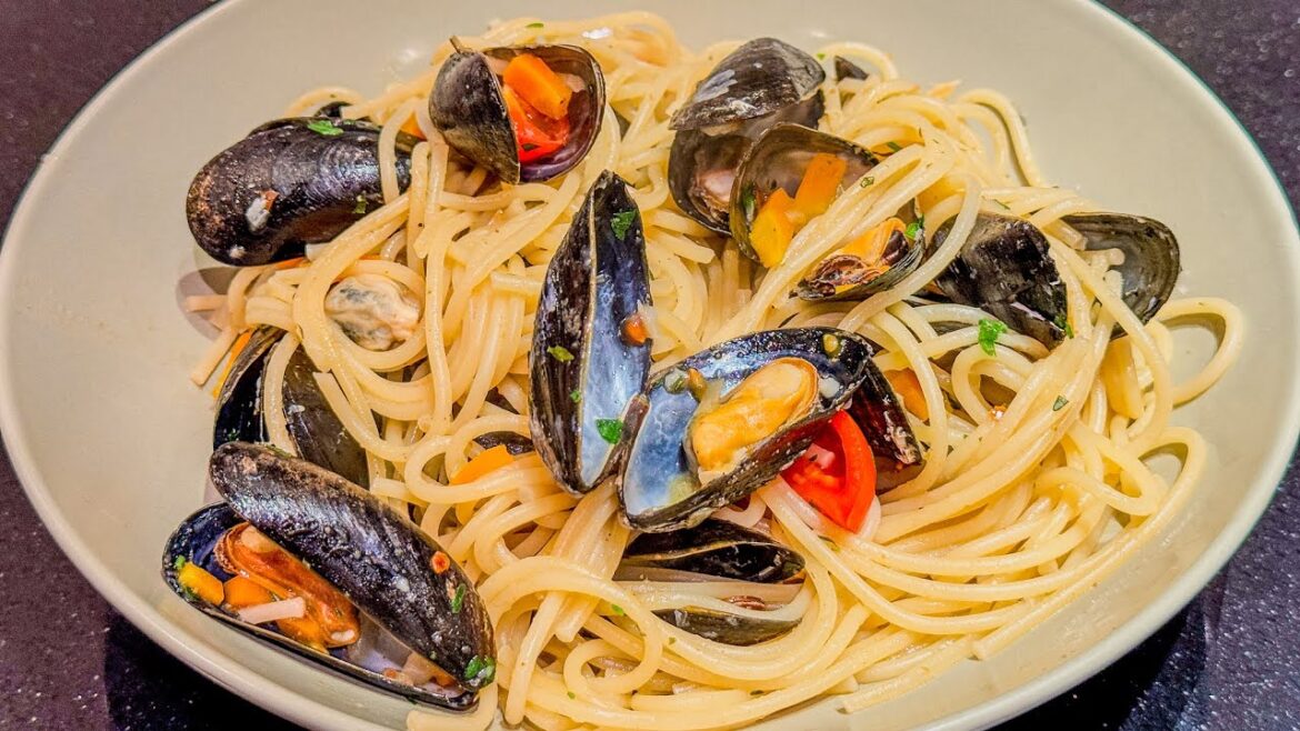 Spaghetti with blue mussels
