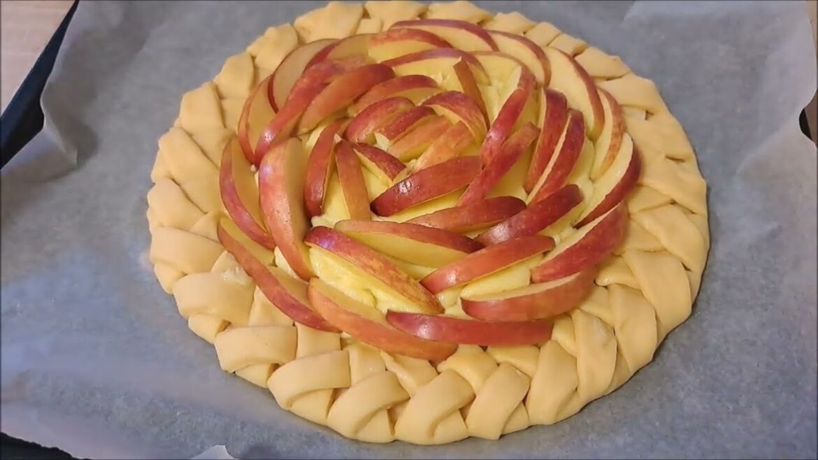 Crostata with Apples in fine Vanilla Cream – will awaken all your senses Crostata with Apples in fine Vanilla Cream - will awaken all your senses