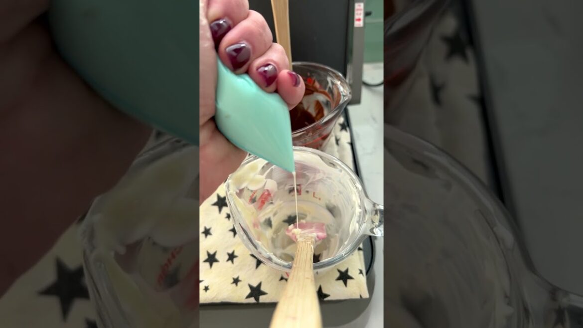 How to make CHOCOLATE COVERED STRAWBERRIES #shorts