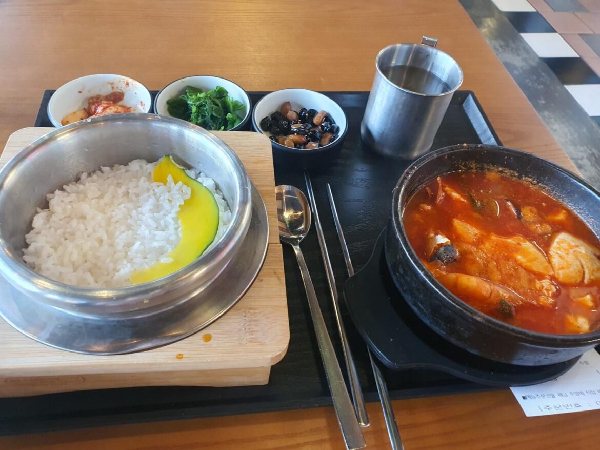 솥밥(pot rice) and 순두부찌개(spicy soft tofu stew)