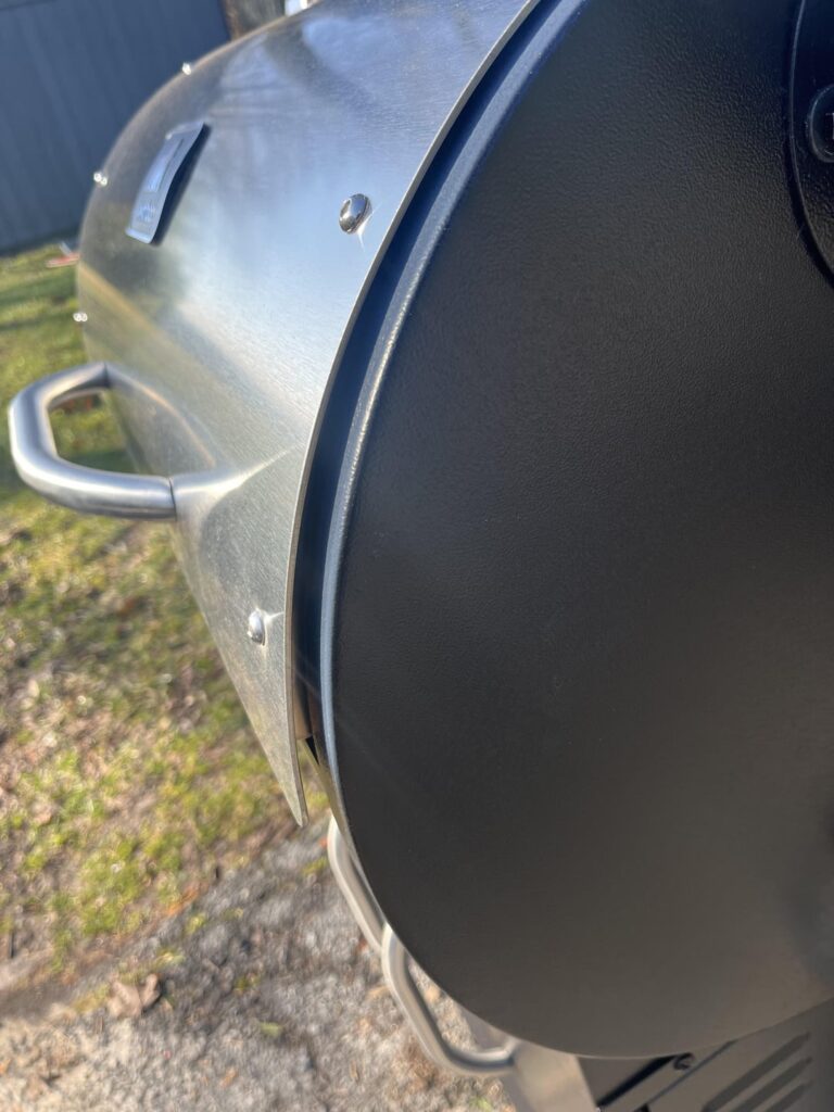 Just picked up my first pellet grill (Grilla Grills Silverbac) is this gap normal on the lid?