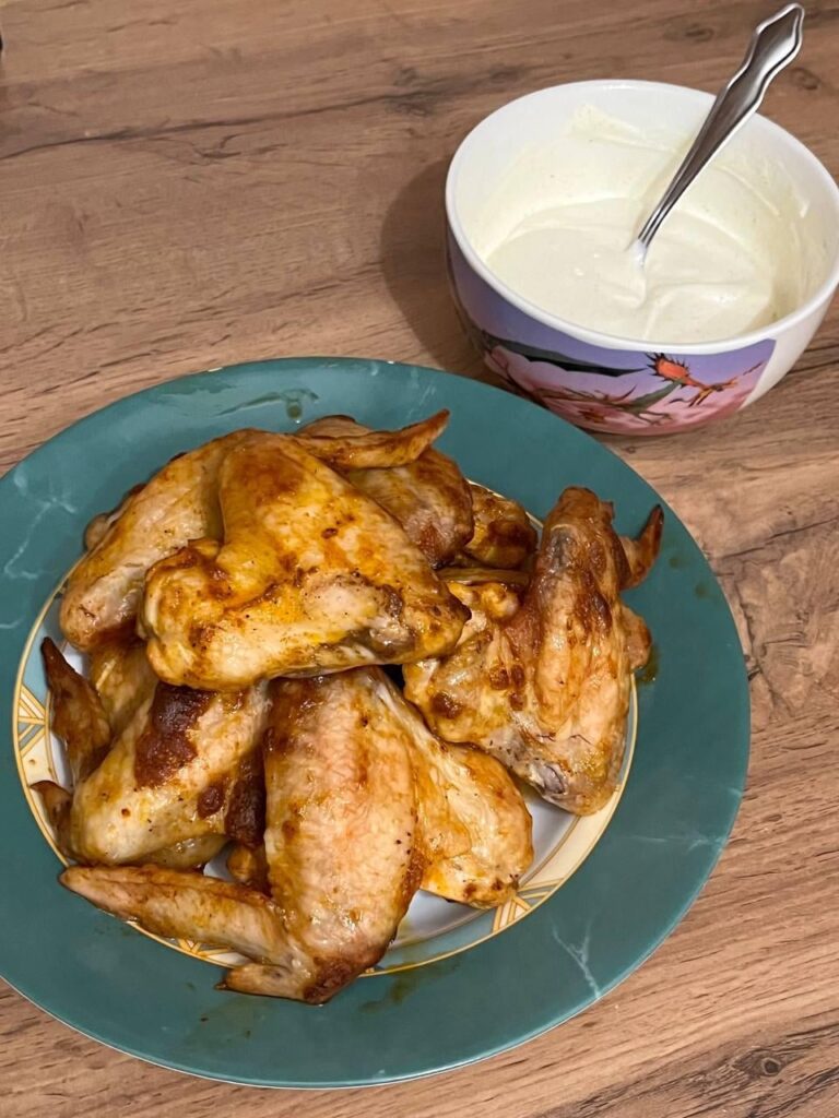 Hot Chicken Wings with Garlic Sauce