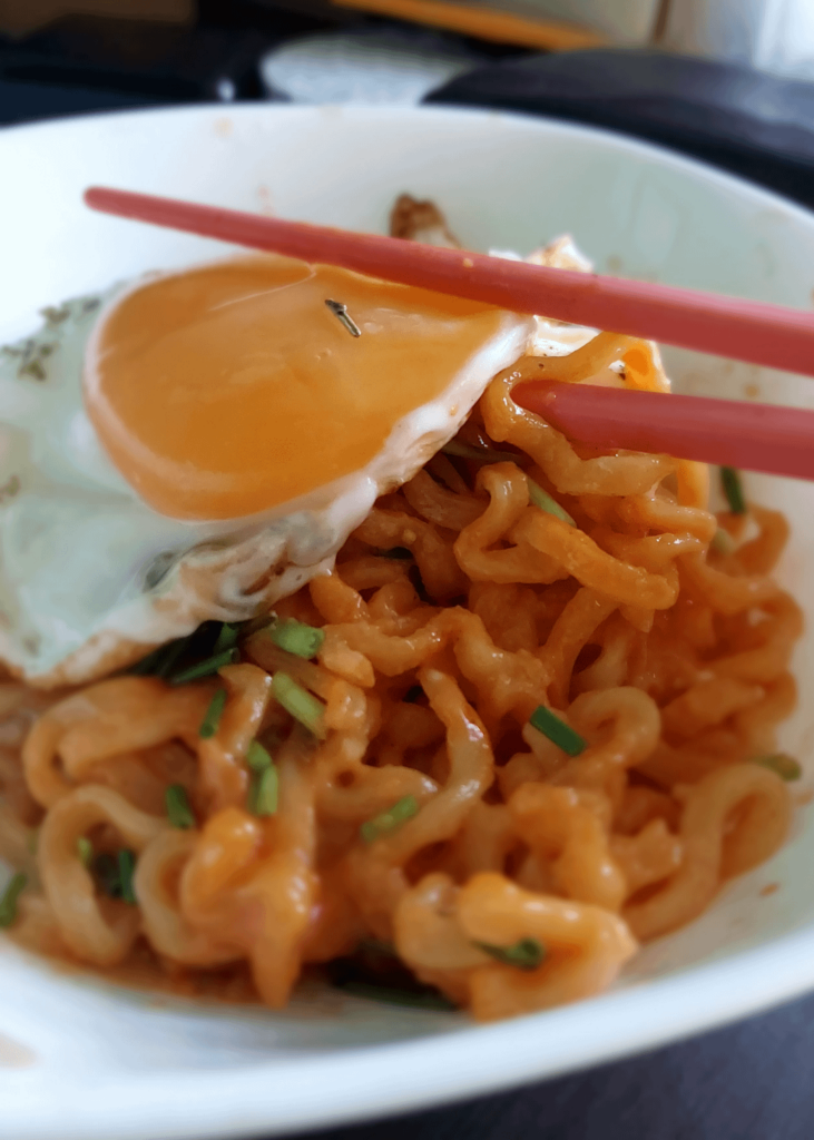Fried egg on korean spicy noodles (extreme)