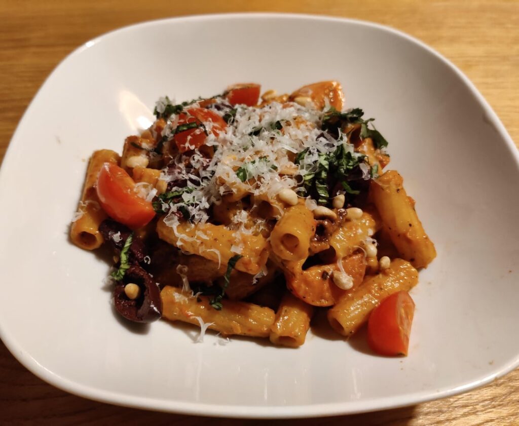 Rigatoni in a spicy vegetable sauce with Kalamata olives