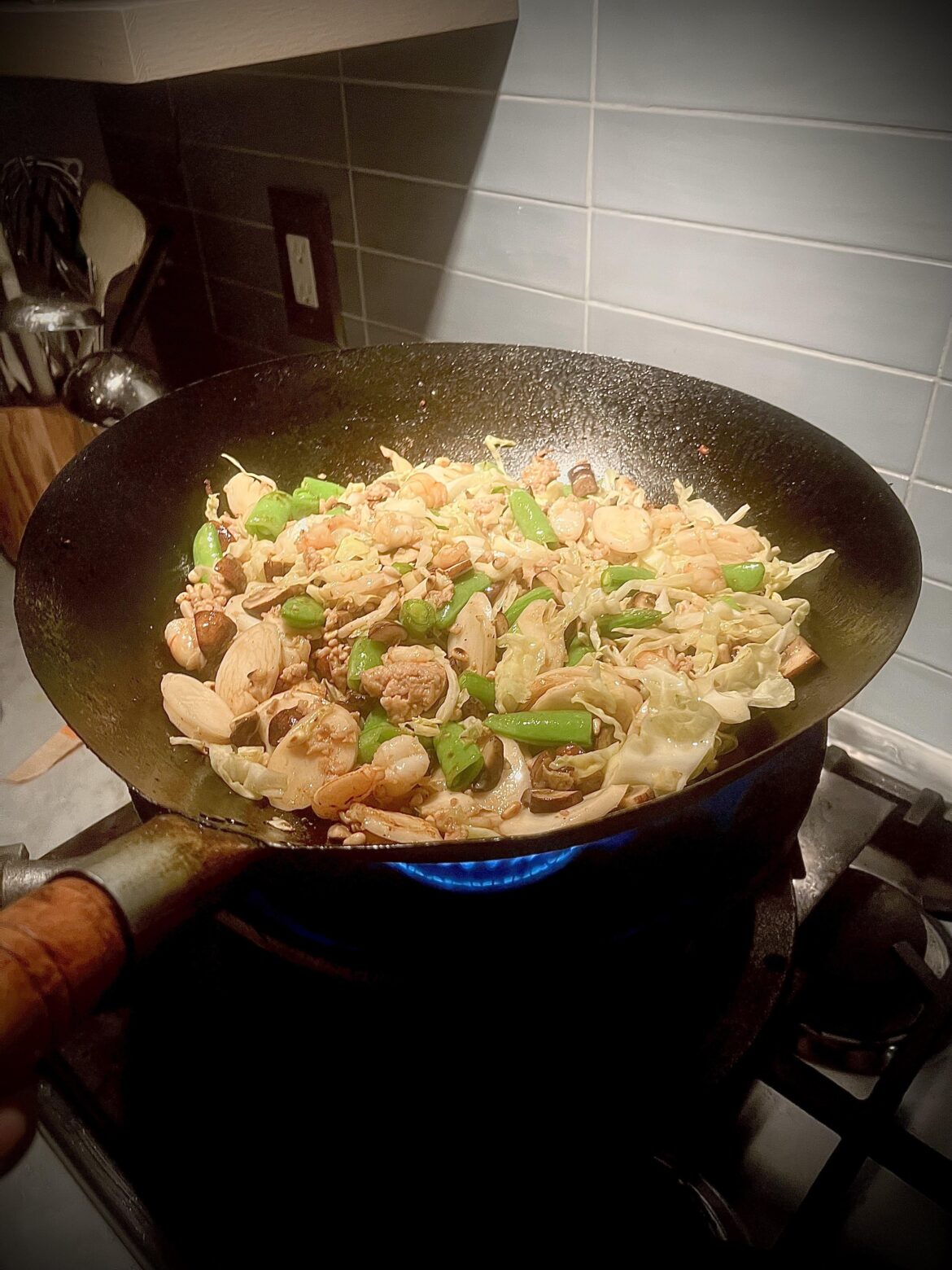 Rice cakes with pork, shrimp, pine nuts and vegetables