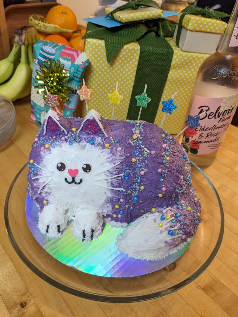 I turned 35 and made myself a cute cat-shaped cake.