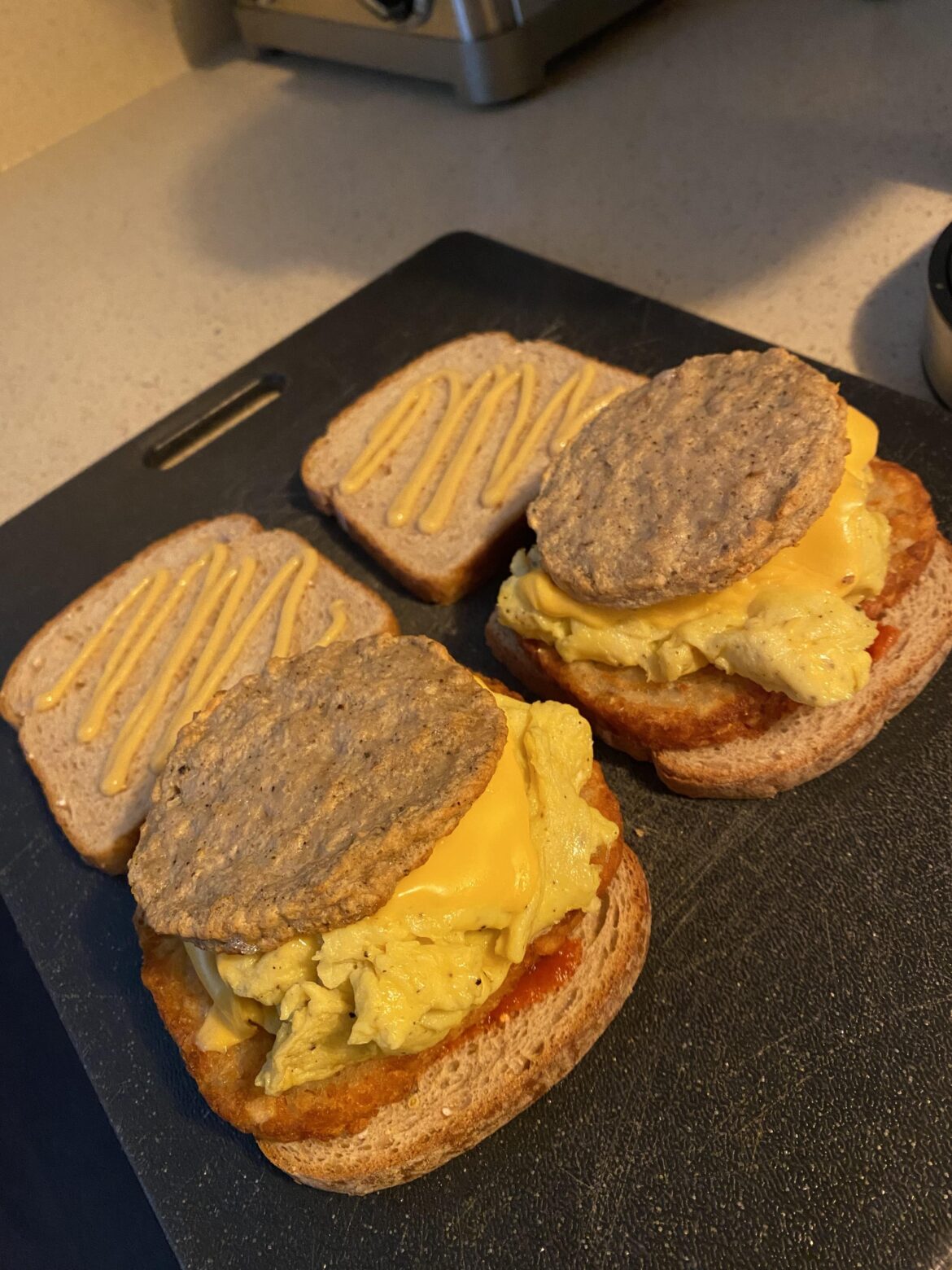 Applegate chicken and maple sausage, egg, cheese and hashbrown on Dave’s killer white w/ honey mustard and blue agave sriracha. 10/10 and the new breakfast sandwich I’ll be making from now on 🌞