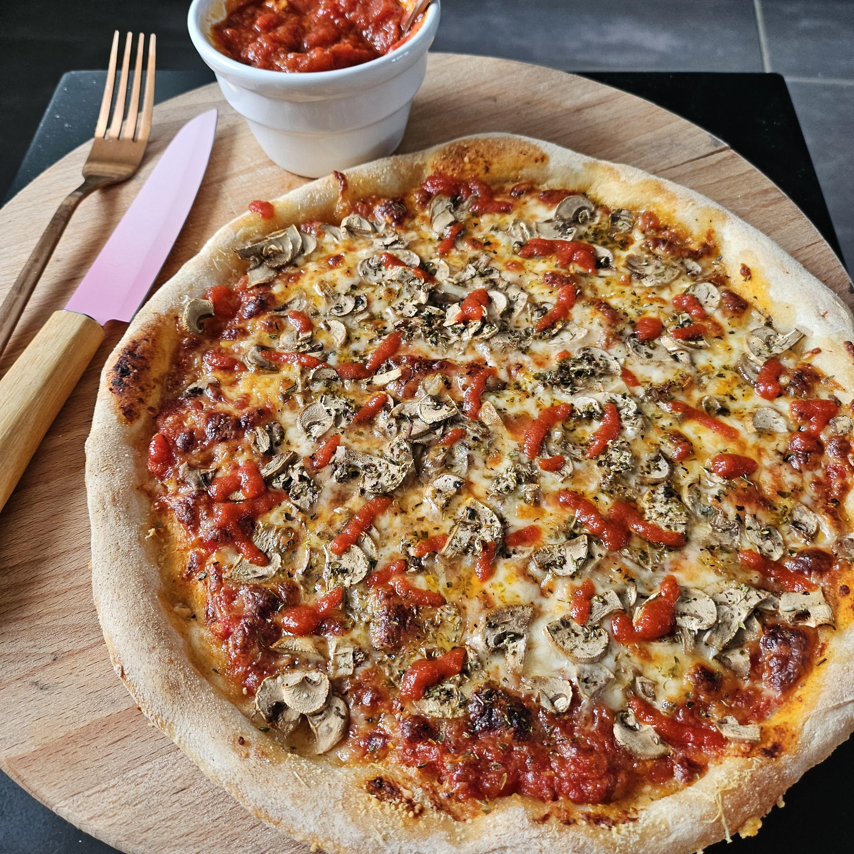 [Homemade] Mushroom pizza with hot sauce. Home oven, 4h fermented dough ...