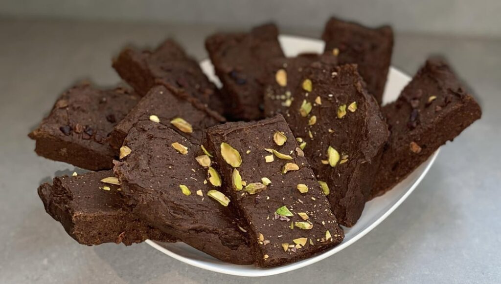 Absolutely love these WFPB Chocolate Miso Brownies, which I’ve adapted between a Guardian recipe (Meera Sodha), DR Greger & FOK recipe.