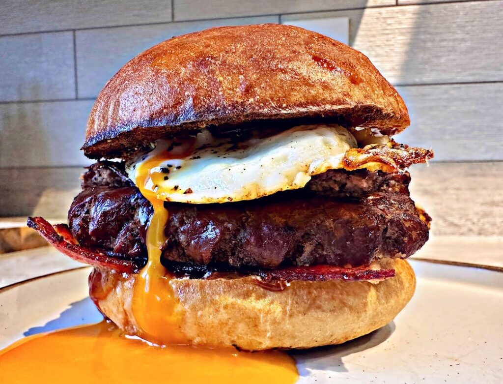 Wagyu sausages. Crispy smoked bacon. Longstock gold fried eggs with a bit of brown sauce. A classic UK breakfast sammich! 🫡