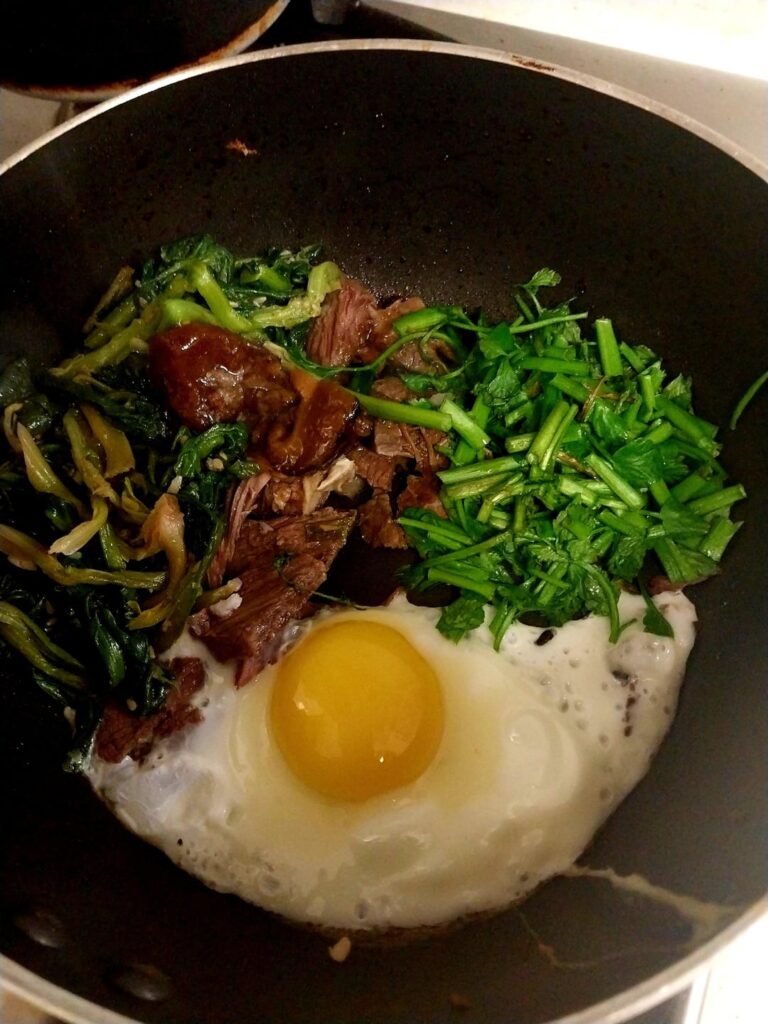 Stir-fried bibimbap with water parsley and rib meat