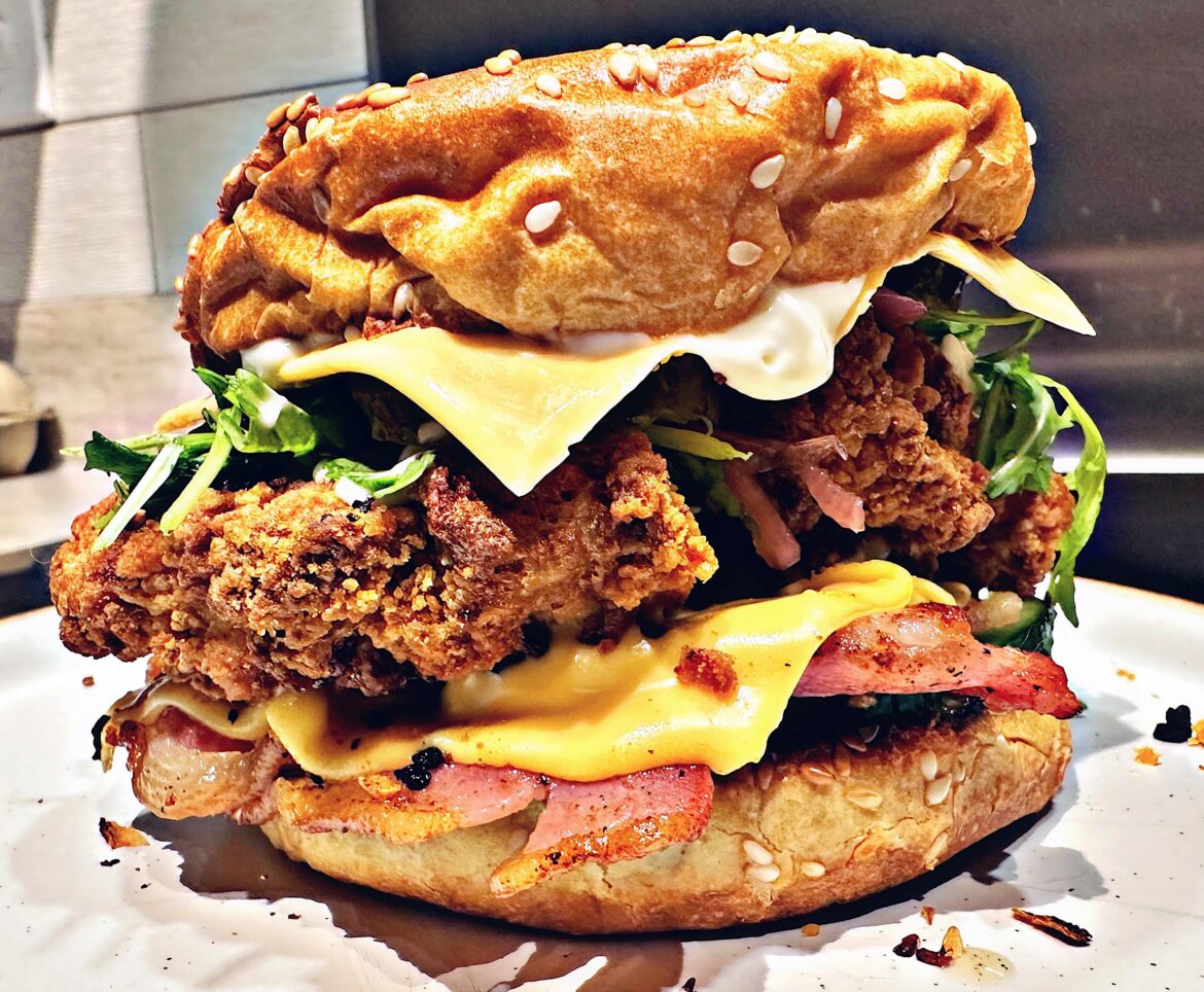Another fried chicken sammich from me. Happy Friday to you all! 🫡