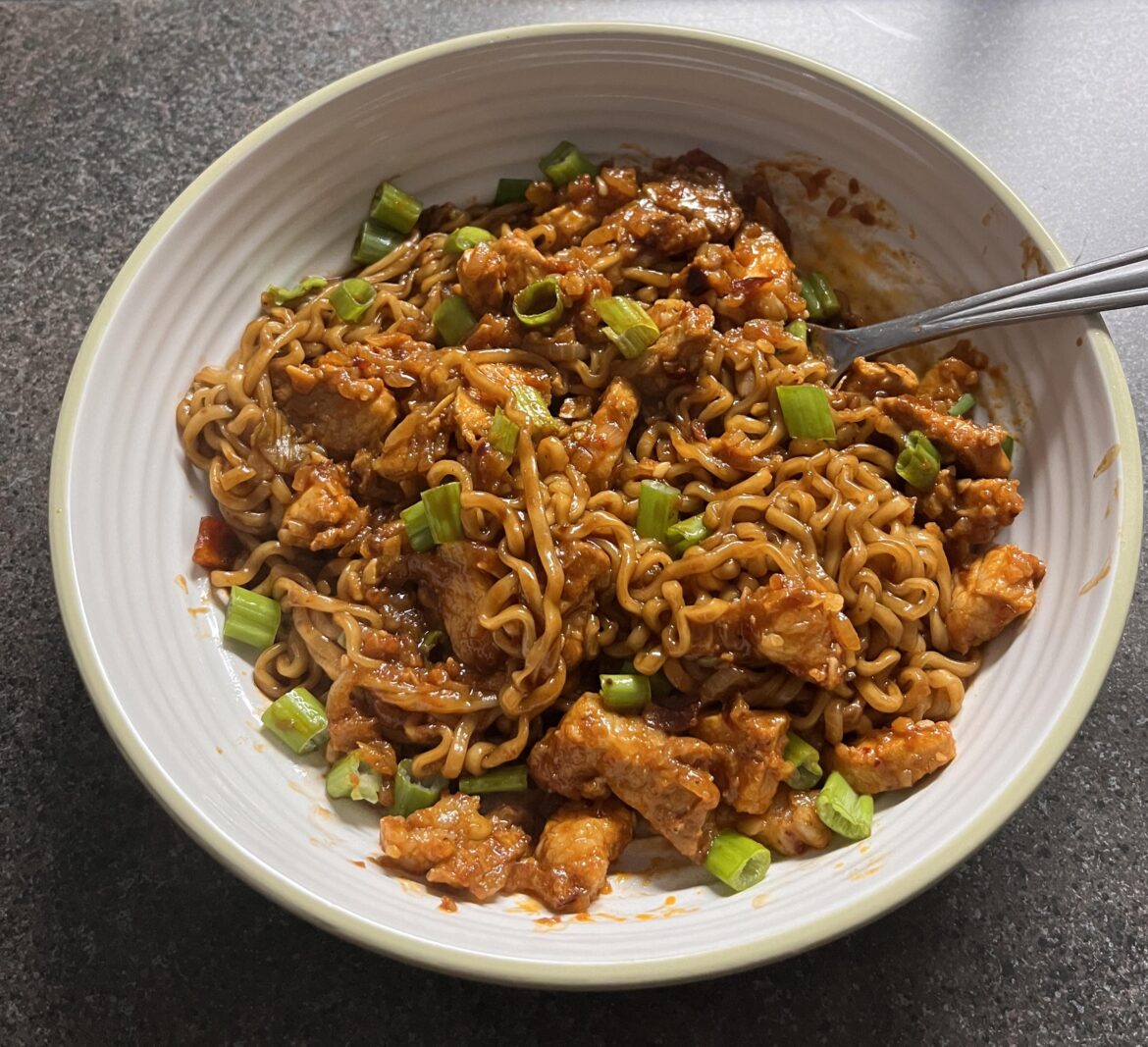 My little 10min $5 concoction. Buldak Jjajang with onion/shallot and pork.