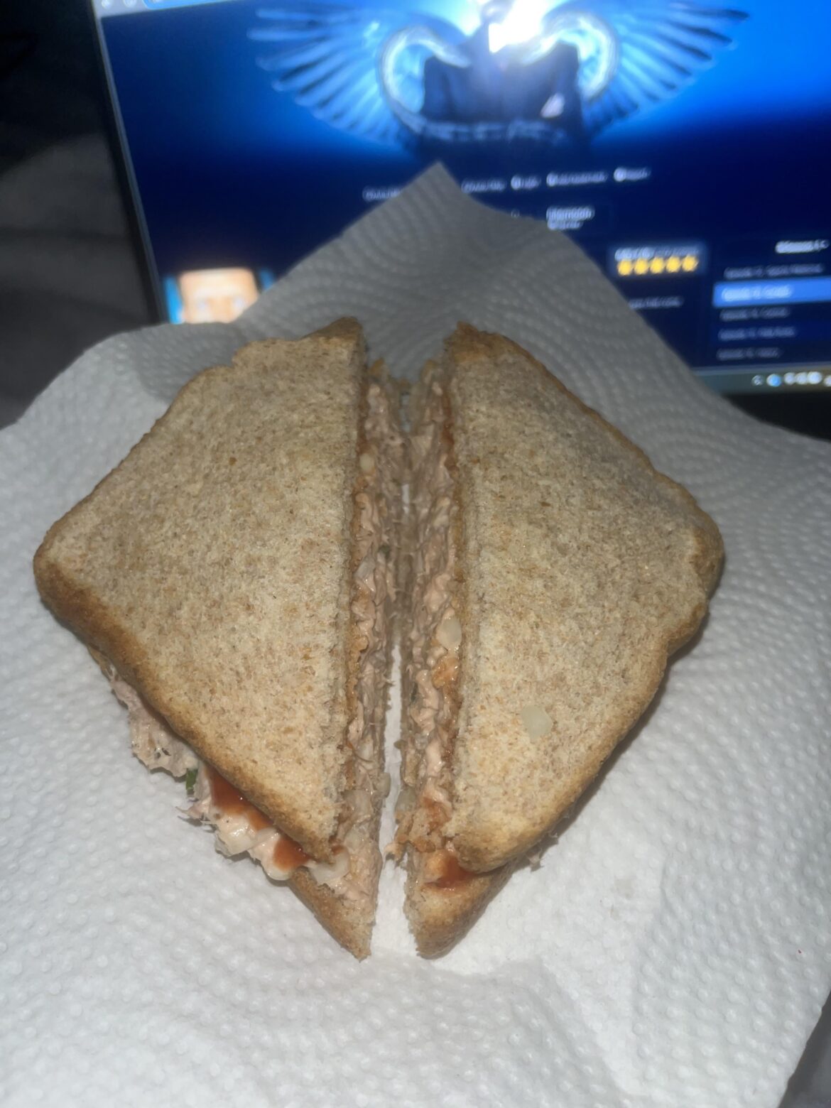 Just wanted to share my sandwhich. Tuna with onion, green chilli, mayo and hot sauce.