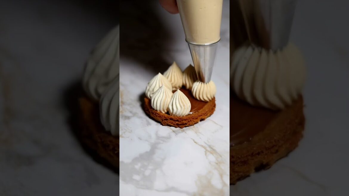 - Sablé breton- Caramel tendre- Ganache montée vanille- Ganache montée caramel beurre salé