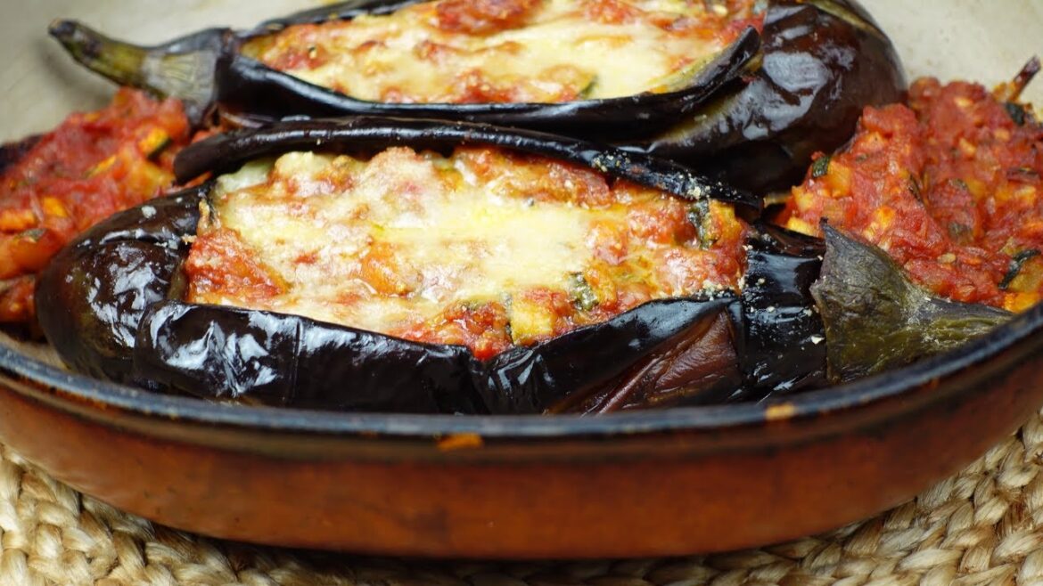 Stuffed gratinéed eggplants -  Turkish Karniyarik "split belly" recipe / Aubergines farcies