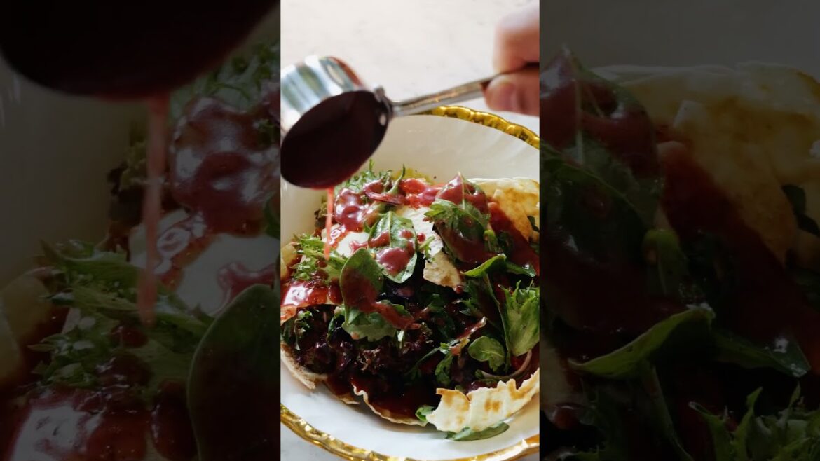 Фаттуш, 990₽ — в Mina. Знаменитый ливанский салат в хрустящей пите.  #блюдодня #петербург