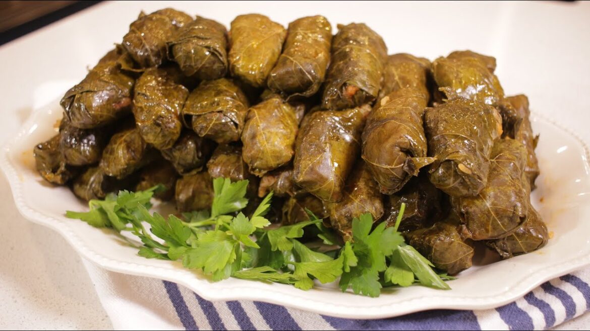How to Make Vegetarian Stuffed Vine Leaves (Assyrian Food) How to Make Vegetarian Stuffed Vine Leaves (Assyrian Food)