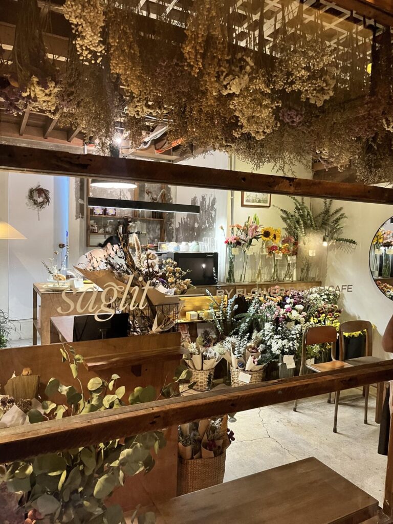 This coffee shop’s aesthetic is all about flowers. The coffee is surprisingly good! 📍Saglit, Makati, Philippines